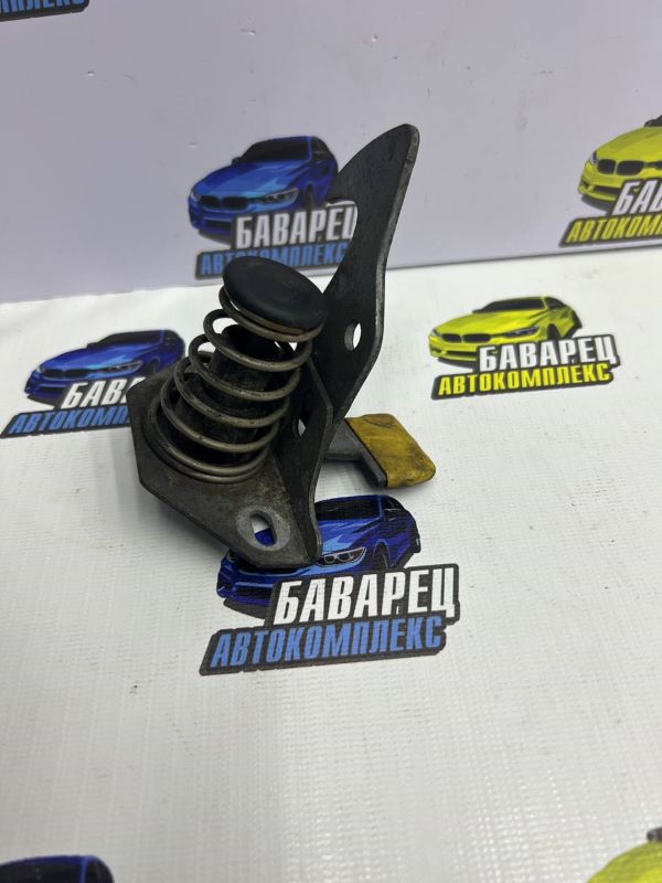 Крюк капота E90 