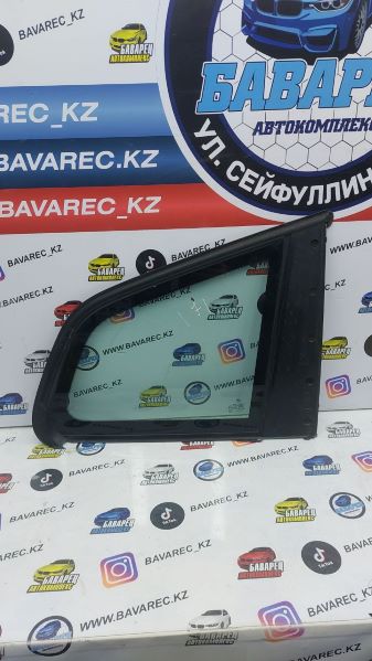 Боковое стекло багажника E83 правое